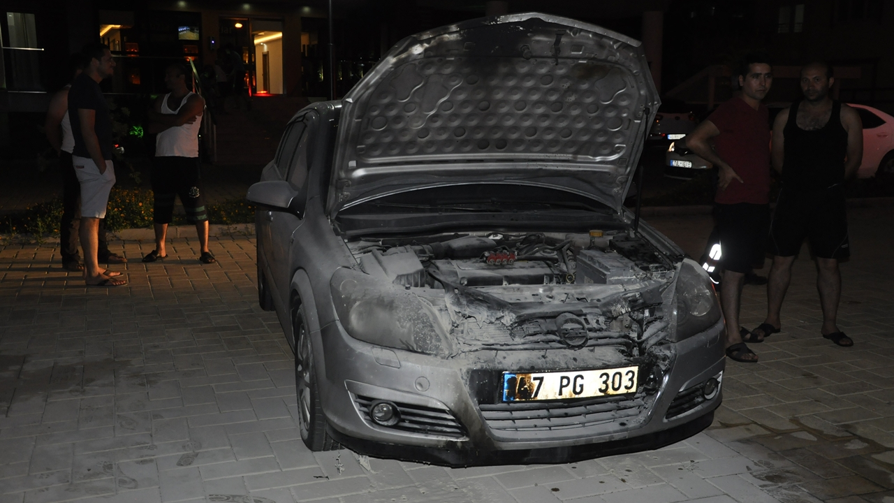 Polis memurunun aracı kundaklandı...