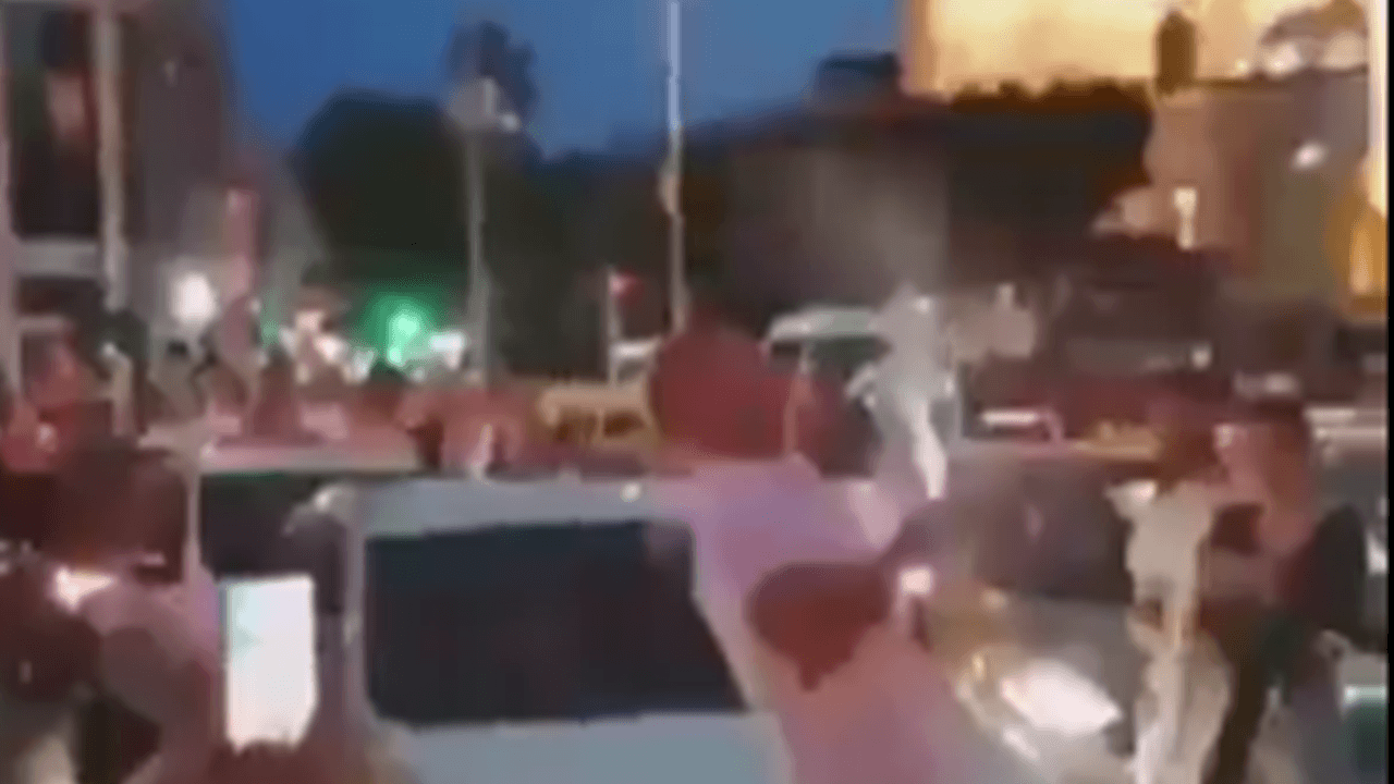 Maltepe Merkez Camii'ne karşı şampanya patlattılar!