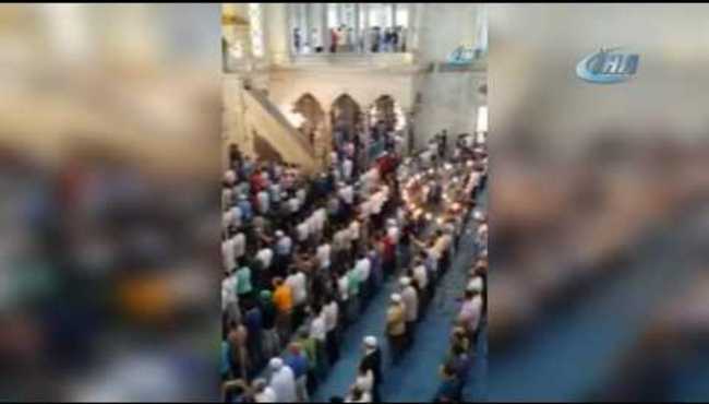 15 Temmuz'da Cuma namazı öncesi İstiklal Marşı okudular!