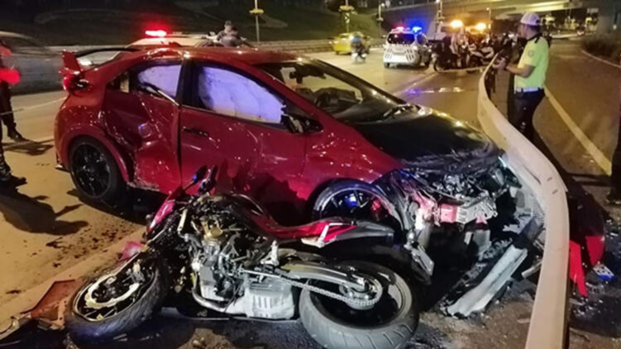 Otomobil motosikletli grubun arasına daldı!