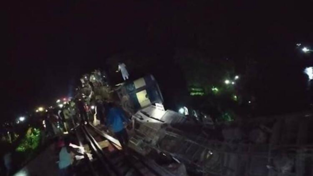 Bangladeş'te yolcu treni nehre düştü!