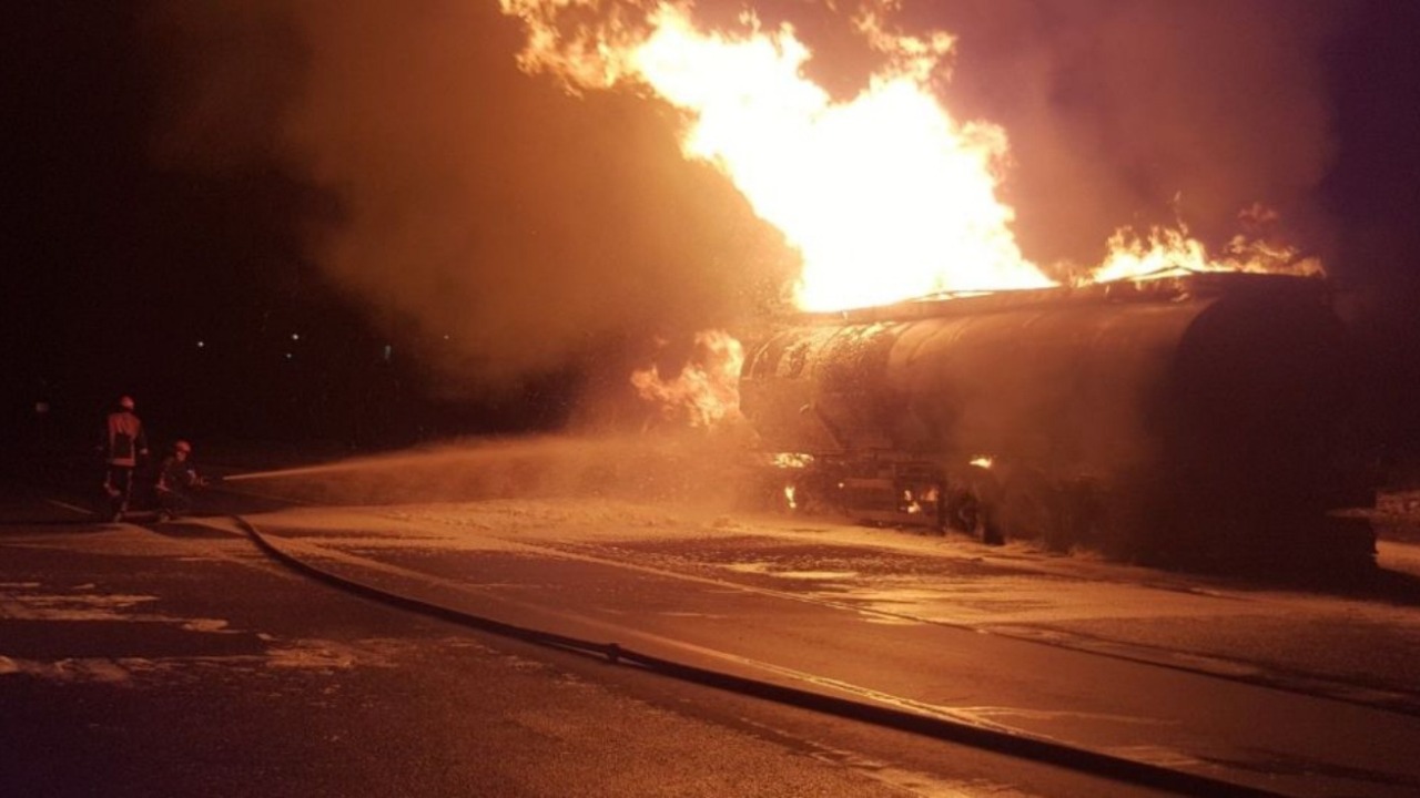 Sakarya’da kimyasal yüklü tanker alevlere teslim oldu!