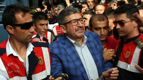 Duruşma salonunda ilginç diyalog: Herkesle fotoğrafın var ama...