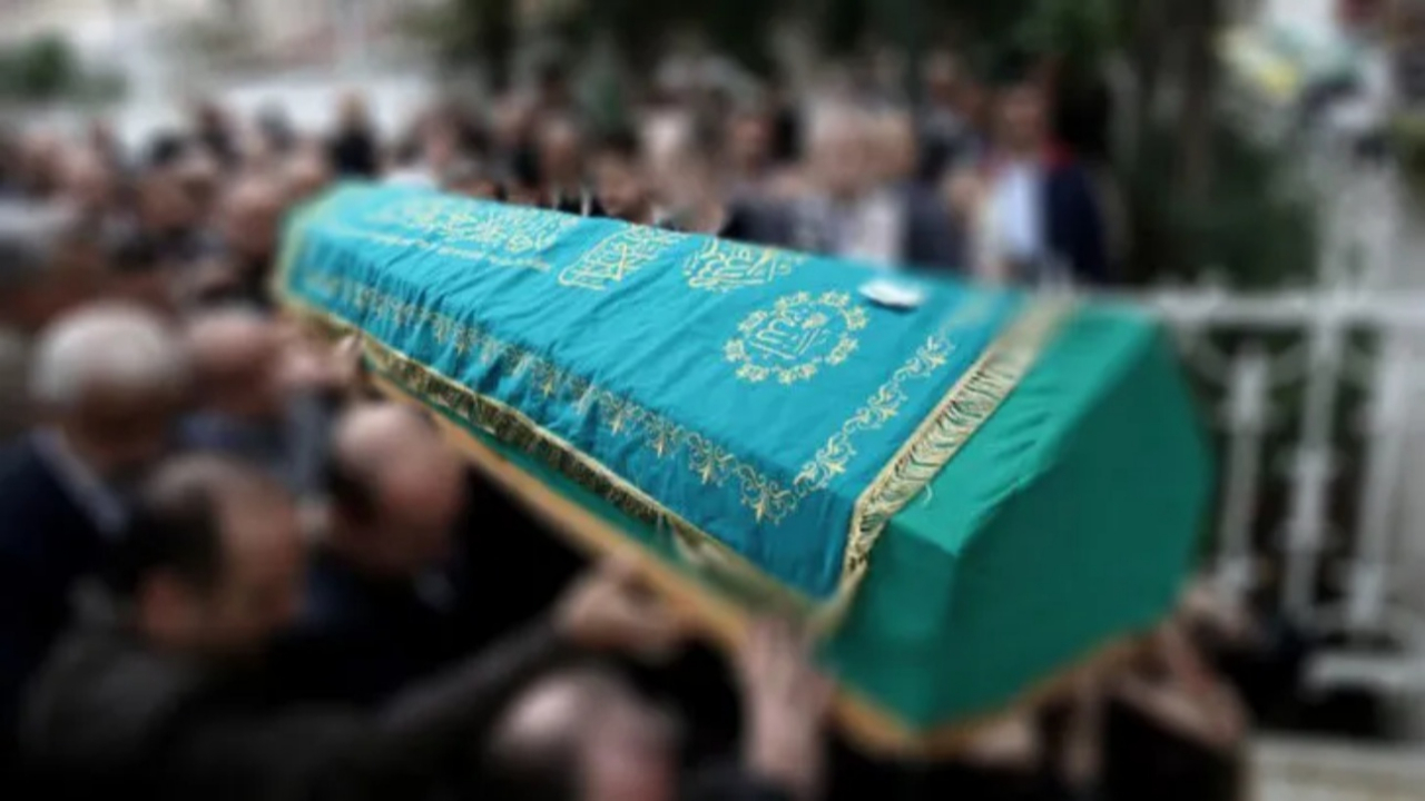 Cenazede 'ölü yüzü görme' kavgası!