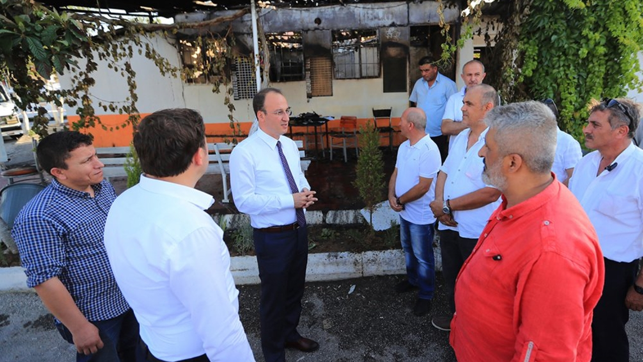 Denizli'de Başkan Avni Örki yanan dolmuş durağında incelemelerde bulundu