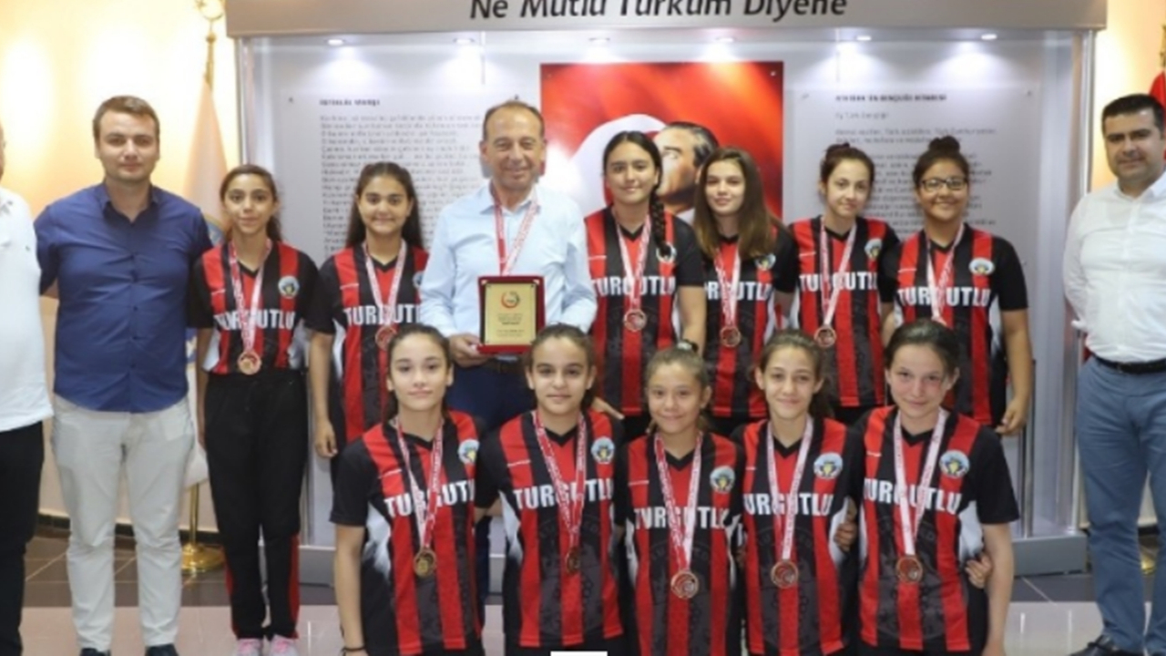 Manisa'da Başkan Çetin Akın, Türkiye dördüncüsü hentbolcuları ağırladı