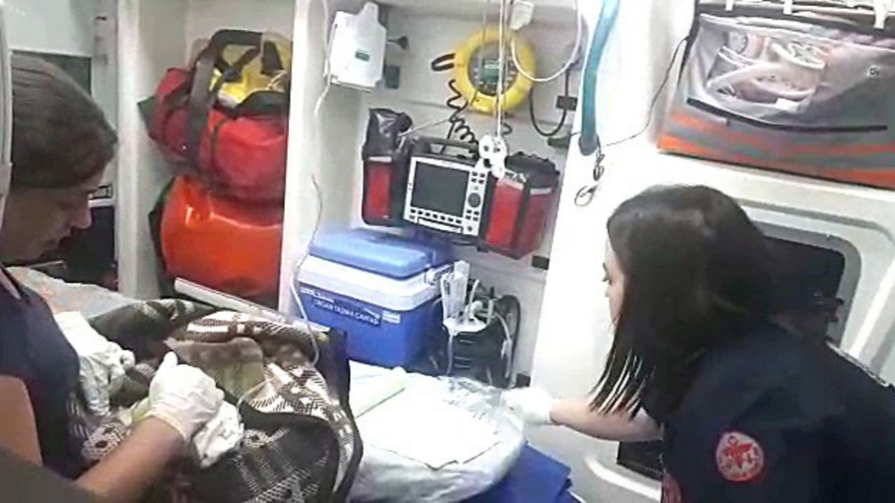 Balkonlarında yeni doğmuş bebek buldular!