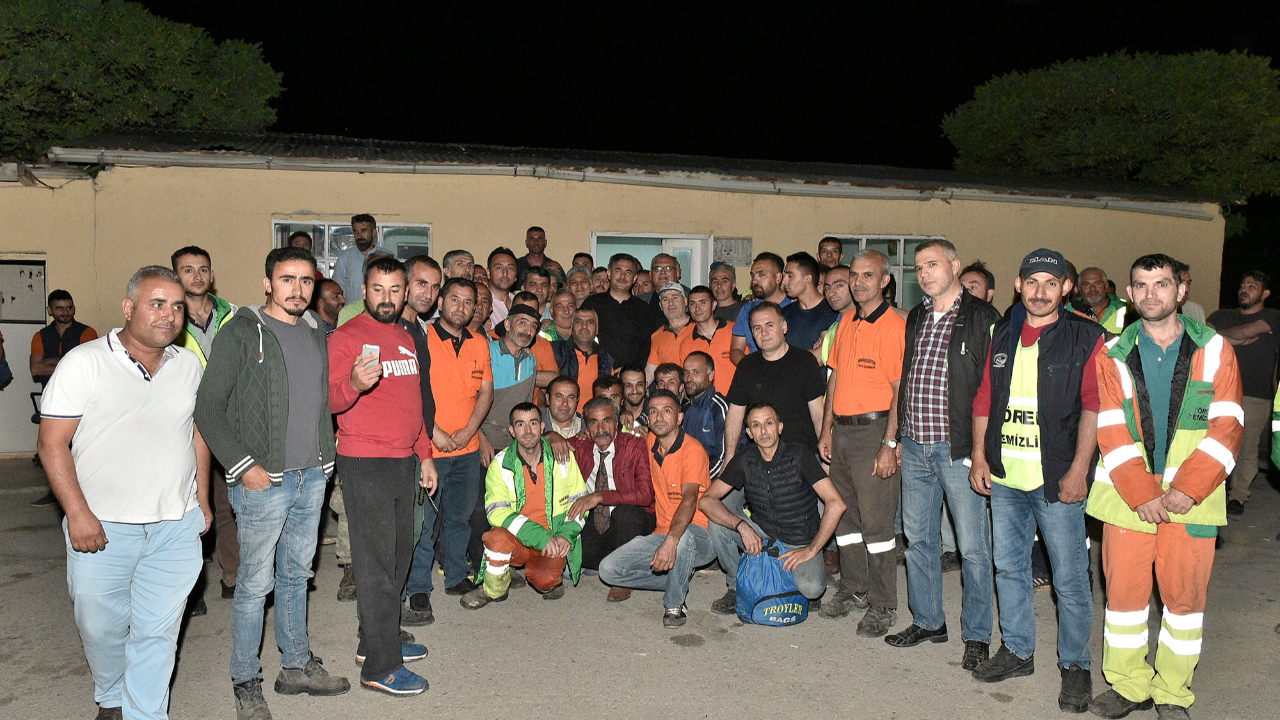 Ankara'da Başkan Murat Köse temizlik işleri personeliyle gece mesaisinde