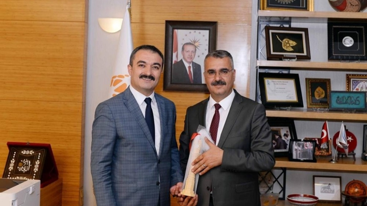 Çorum'da Yusuf Ahlatçı’dan Rektör Prof. Dr. Ali Osman Öztürk’e kutlama ziyareti
