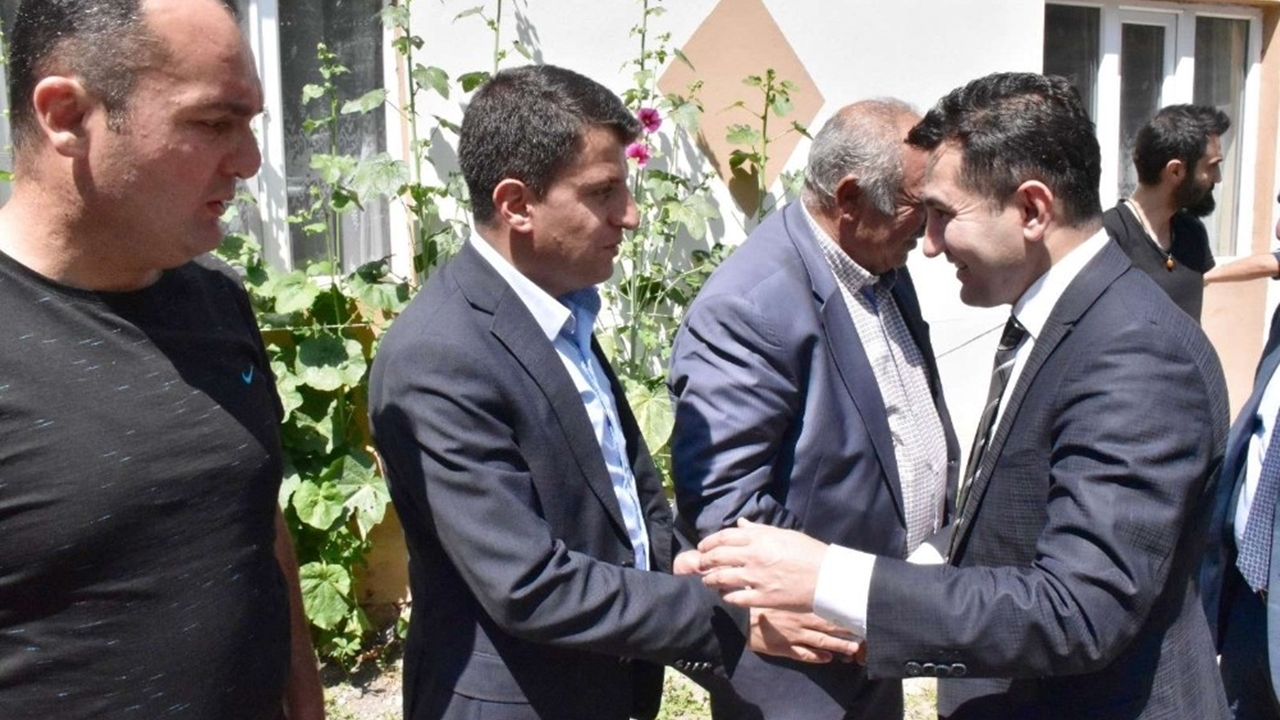 Hakkari'de Vali Yardımcısı Mustafa Duruk, köy halkıyla yemekte buluştu