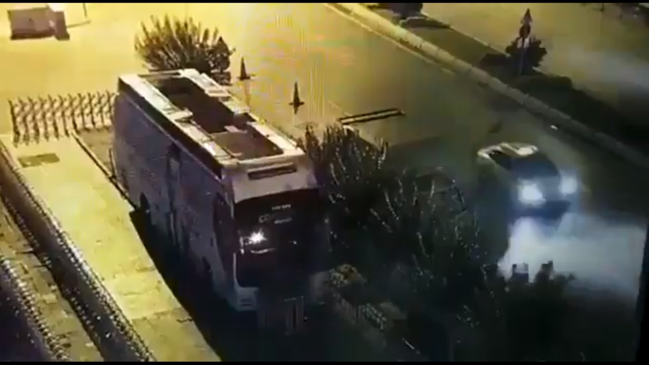 CHP otobüsü için ağaçları söktüler...
