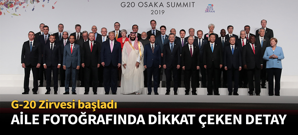Aile fotoğrafında dikkat çeken detay!