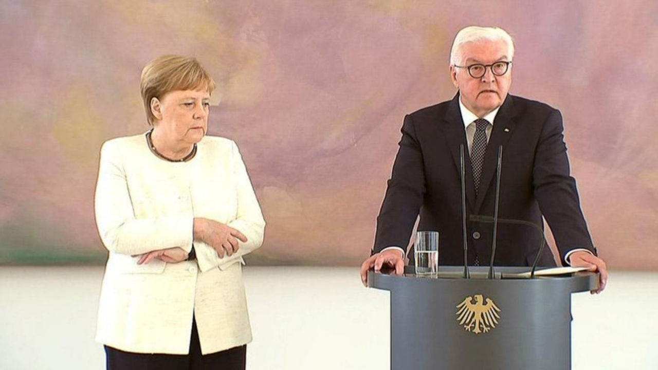 Merkel yine titreme nöbetine girdi!