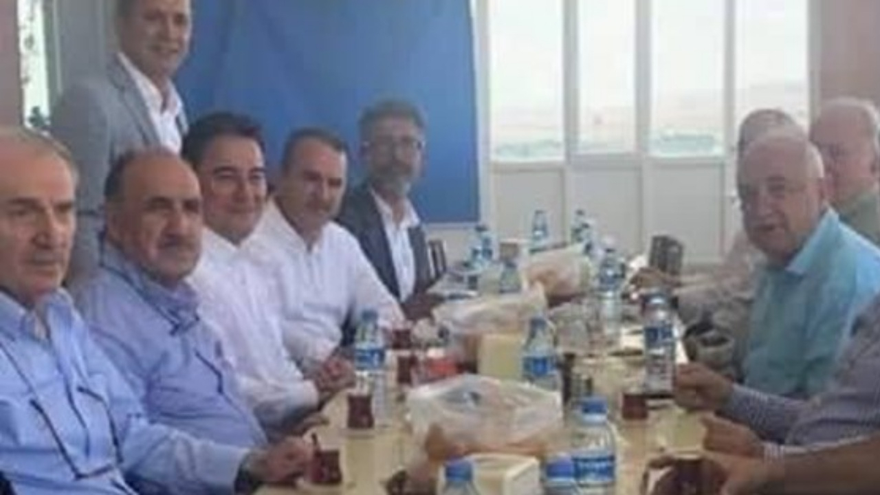 Ali Babacan ve ekibi yemekte!