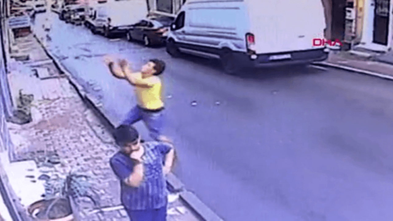Pencereden düşen bebeği havada kaptı!