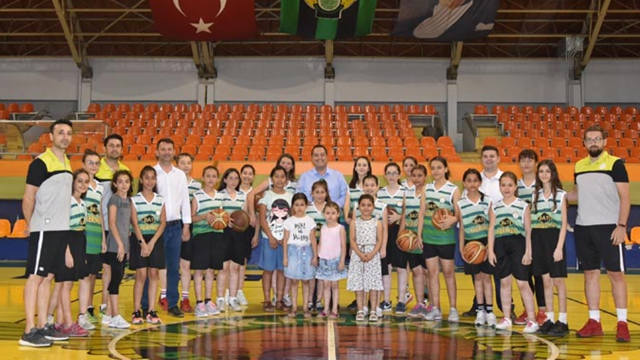 Manisa'da Başkan Besim Dutlulu basketbol yaz okulunu ziyaret etti