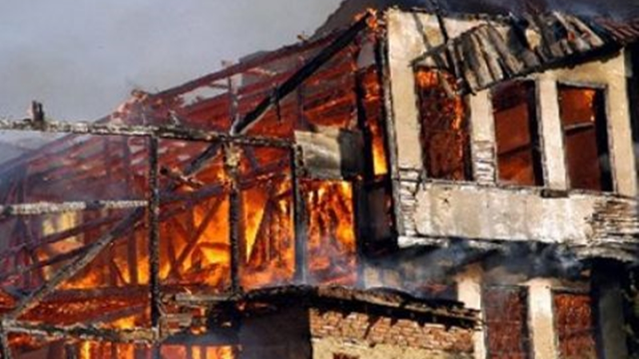 Denizli'de 2 katlı metruk bina kül oldu