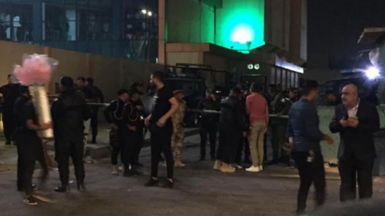 Protestocular büyükelçiliği bastı!