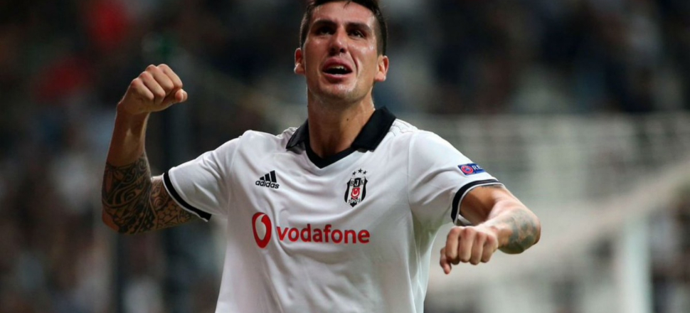 Beşiktaşlı futbolcu dolandırıldı!
