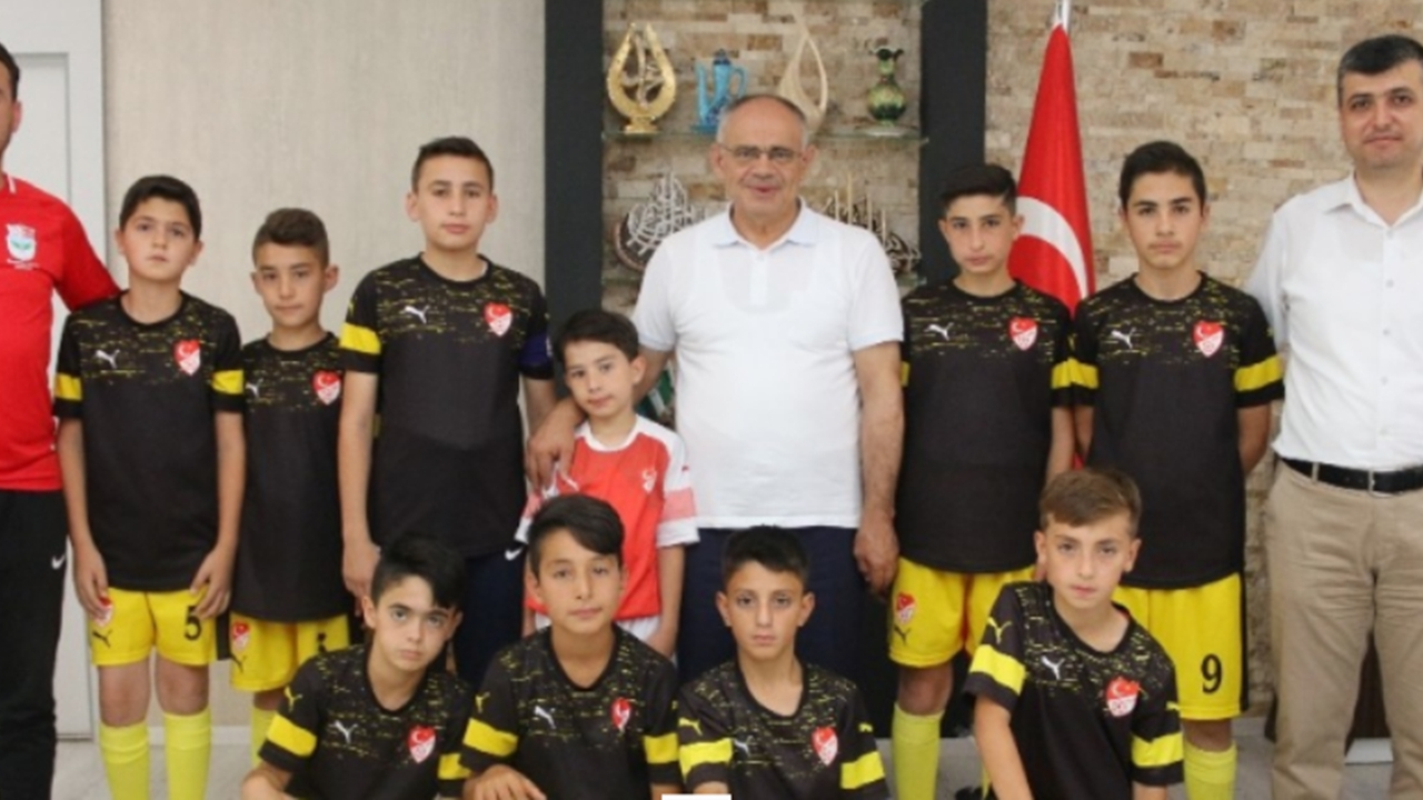 Kayseri'de Başkan Esat Öztürk, Yahyalı Spor Okulu’nu Makamında ağırladı