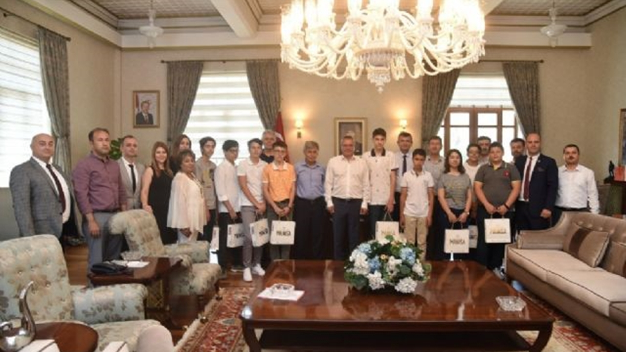 Manisa'da Vali Ahmet Deniz LGS birincilerini ağırladı