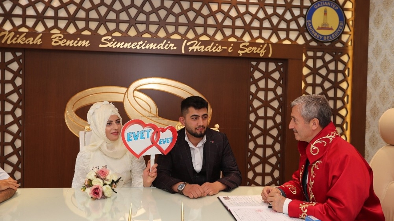 Gaziantep'te Başkan Mehmet Tahmazoğlu, yeni çiftlere sürpriz
