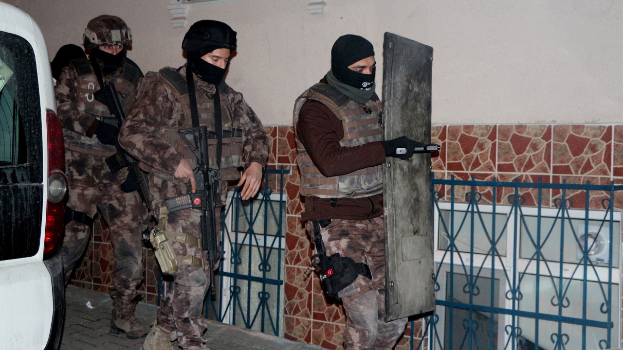 İstanbul polisinden bin adrese baskın...