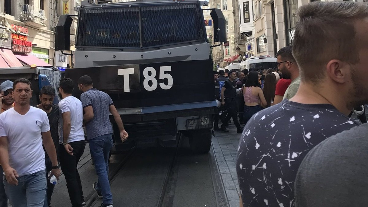 Dağılmayan LGBTİ üyelerine polis müdahalesi...