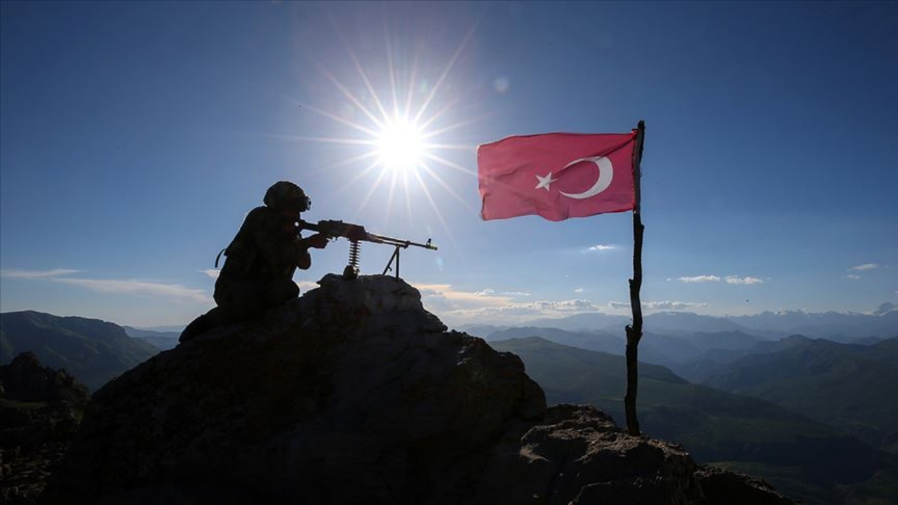 Teröristlerle çatışmada 1 asker şehit odu!