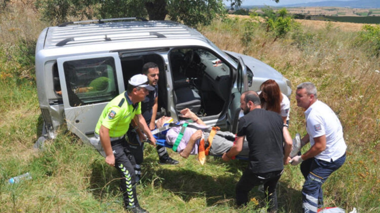 Hafif ticari araçla otomobil çarpıştı: 10 yaralı