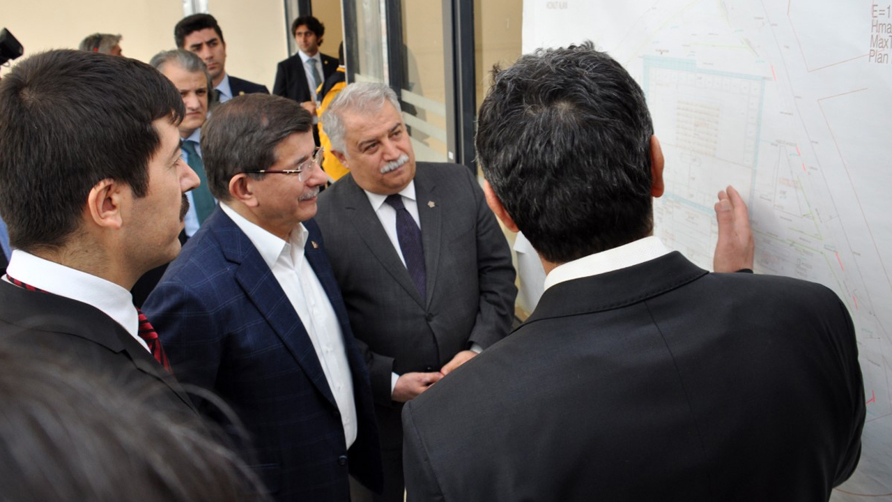 Bir karar ver Ahmet Davutoğlu....