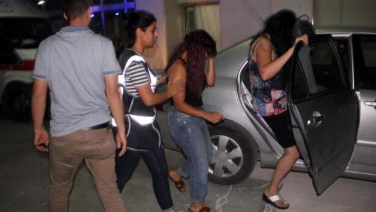 Yabancı uyruklu kadınlarla bir otomobilin içinde...