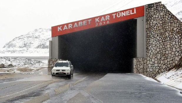 Bahçesaray kar tüneliyle dünyaya bağlandı!