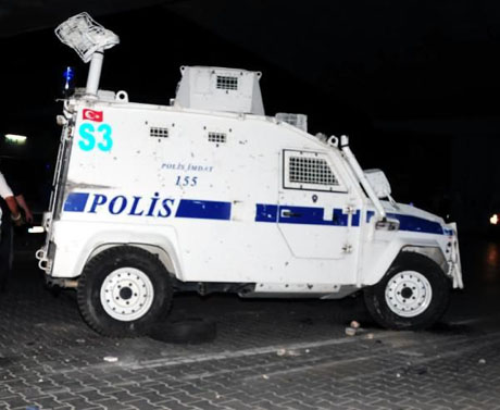 Mardin'de polis aracına alçakça saldırı