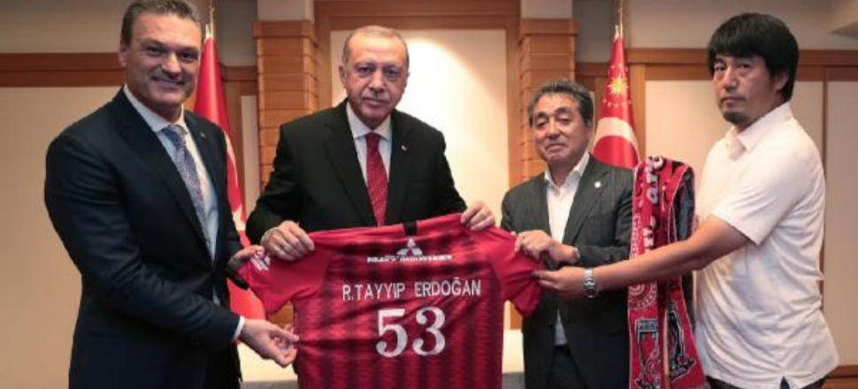 Japonya'da Cumhurbaşkanı Erdoğan'a forma hediye edildi!