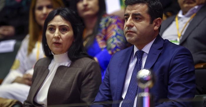 Bölge halkından kırmızı kartı yiyen HDP'ye hayat öpücüğü verildi!