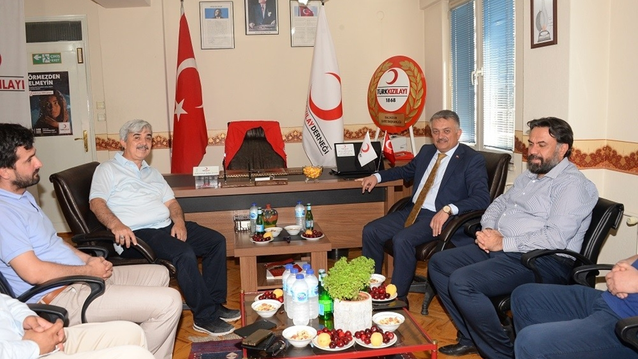 Balıkesir'de Vali Ersin Yazıcı, Kızılay’ı ziyaret etti