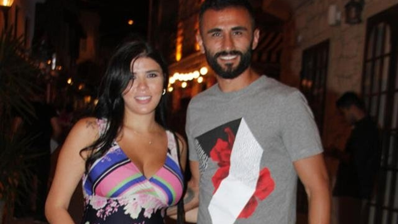 Ünlü futbolcunun eşi bakın neye aşerdi!