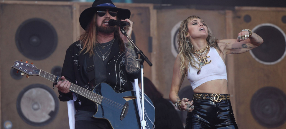 Miley Cyrus Glasyonbury’de rock, metal klasiklerini söyledi!
