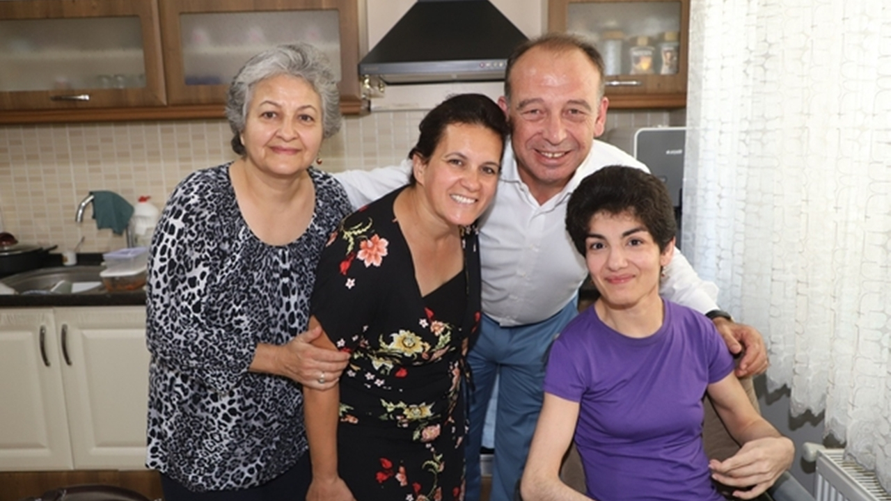 Manisa'da Eski Başkan İsmail Kırdar’ın anısına akülü araba desteği