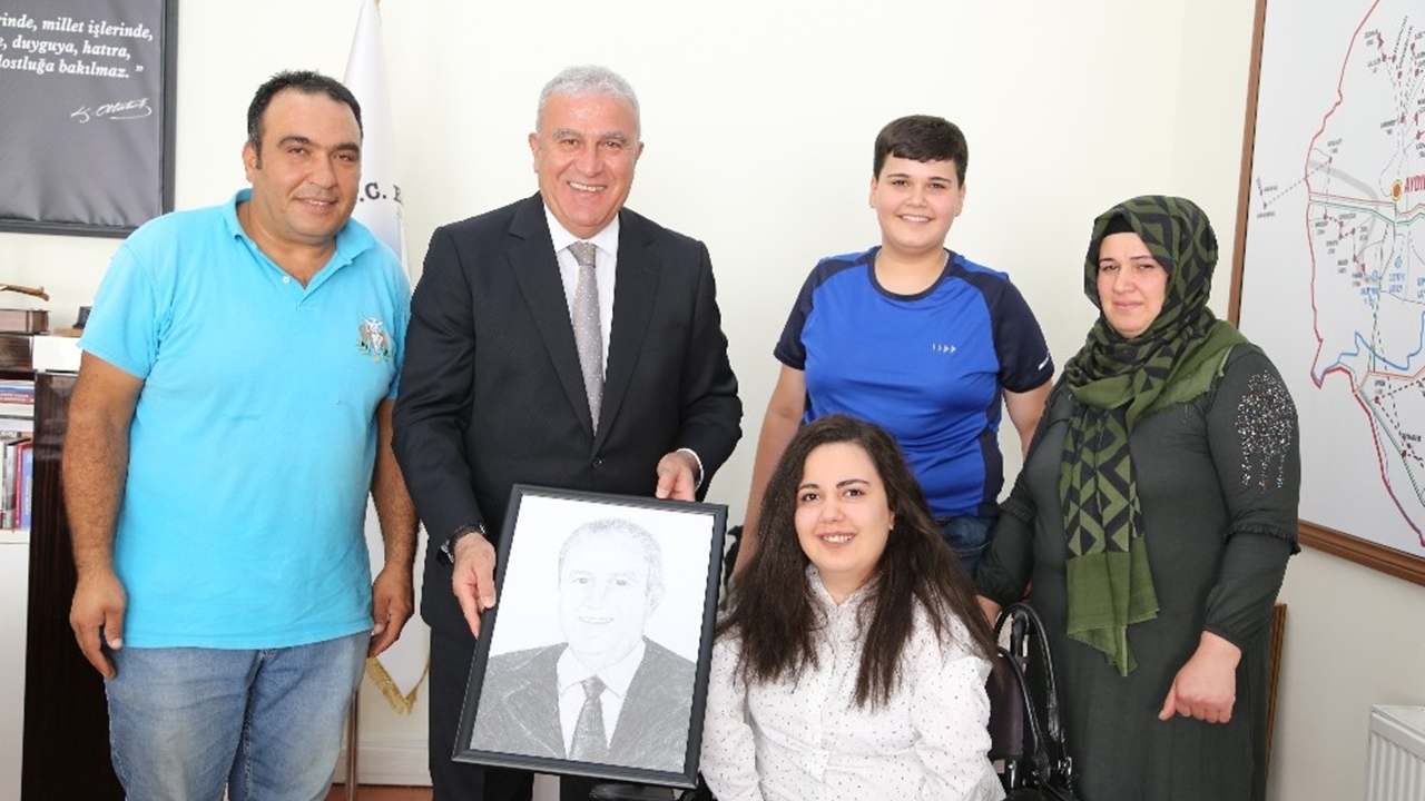 Aydın'da Rabia’dan Başkan M. Fatih Atay’a değerli hediye