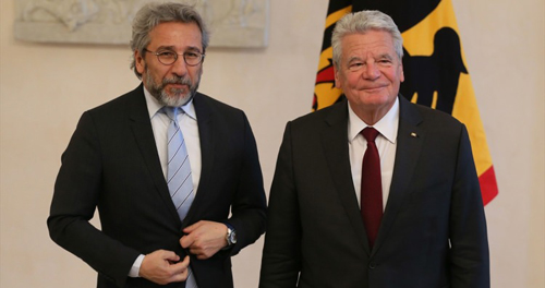 Can Dündar Gauck karşısında el pençe divan