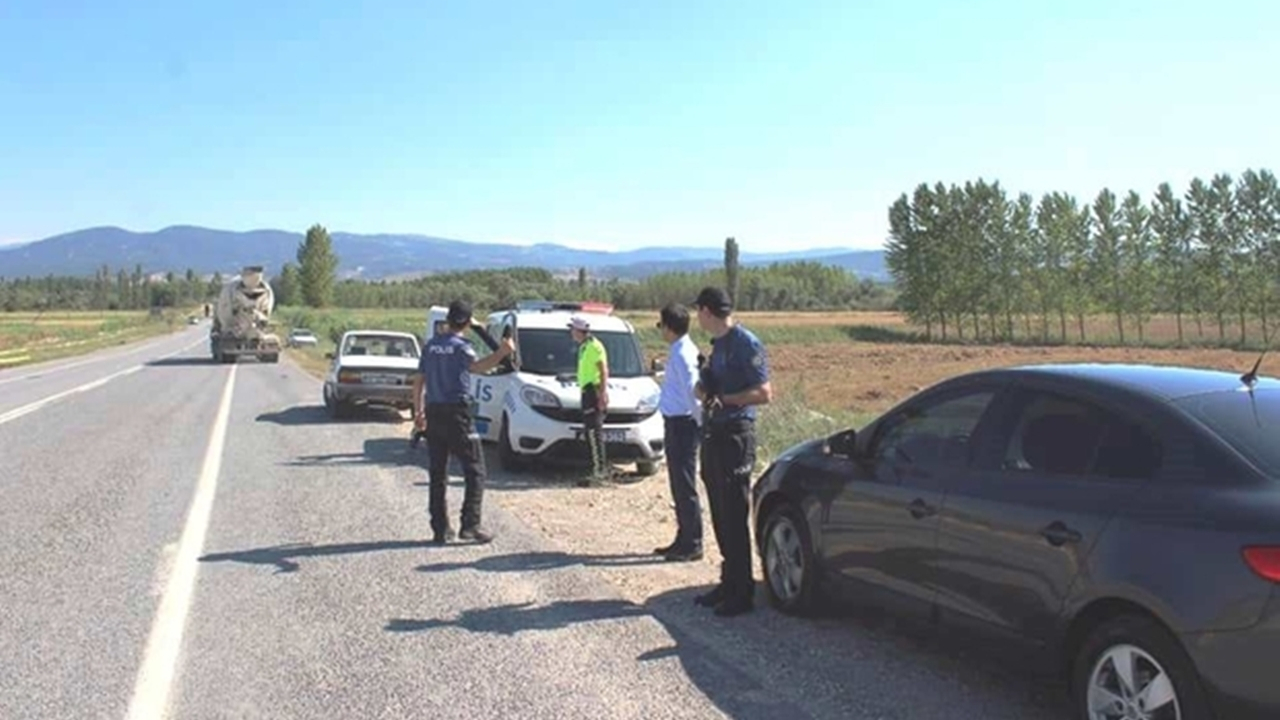 Kütahya'da Kaymakam Hasan Musab Okatan, yol uygulamasına katıldı