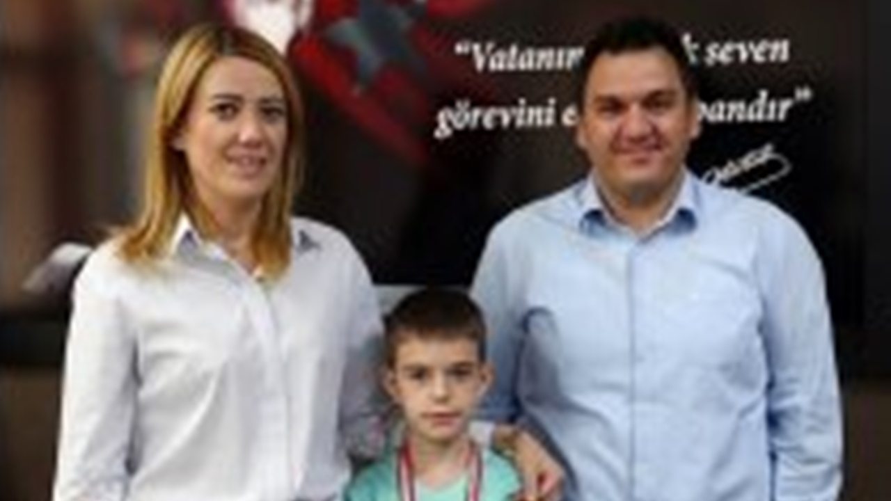 Denizli'de Başkan Şeniz Doğan minik tenis şampiyonunu ödüllendirdi