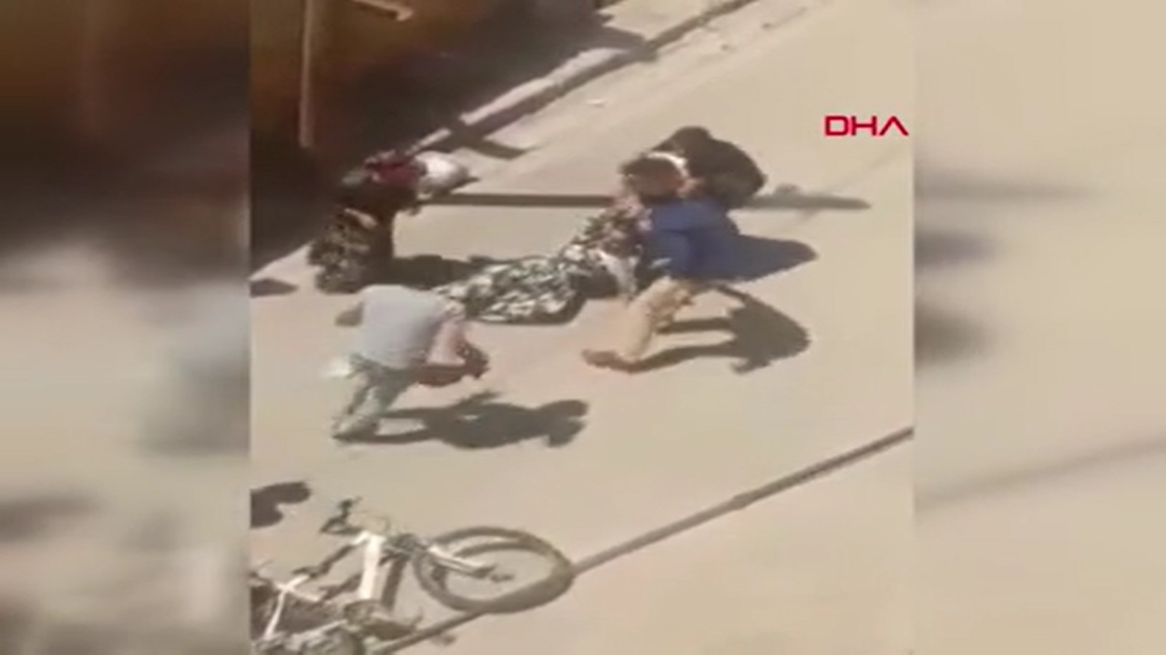Kadınlar sokakta birbirine girdi!