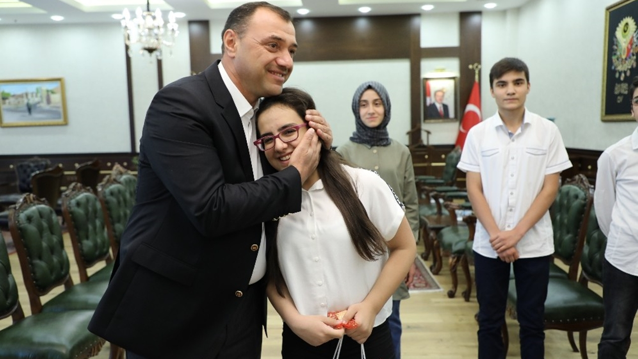 Elazığ'da Vali Çetin Kaldırım, LGS birincileriyle bir araya geldi