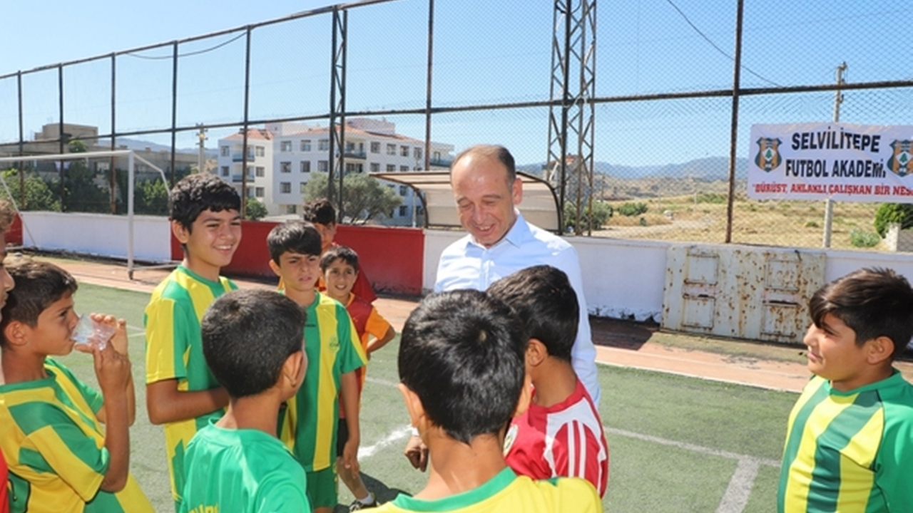 Manisa'da Başkan Çetin Akın’dan yaz spor okullarına ziyaret
