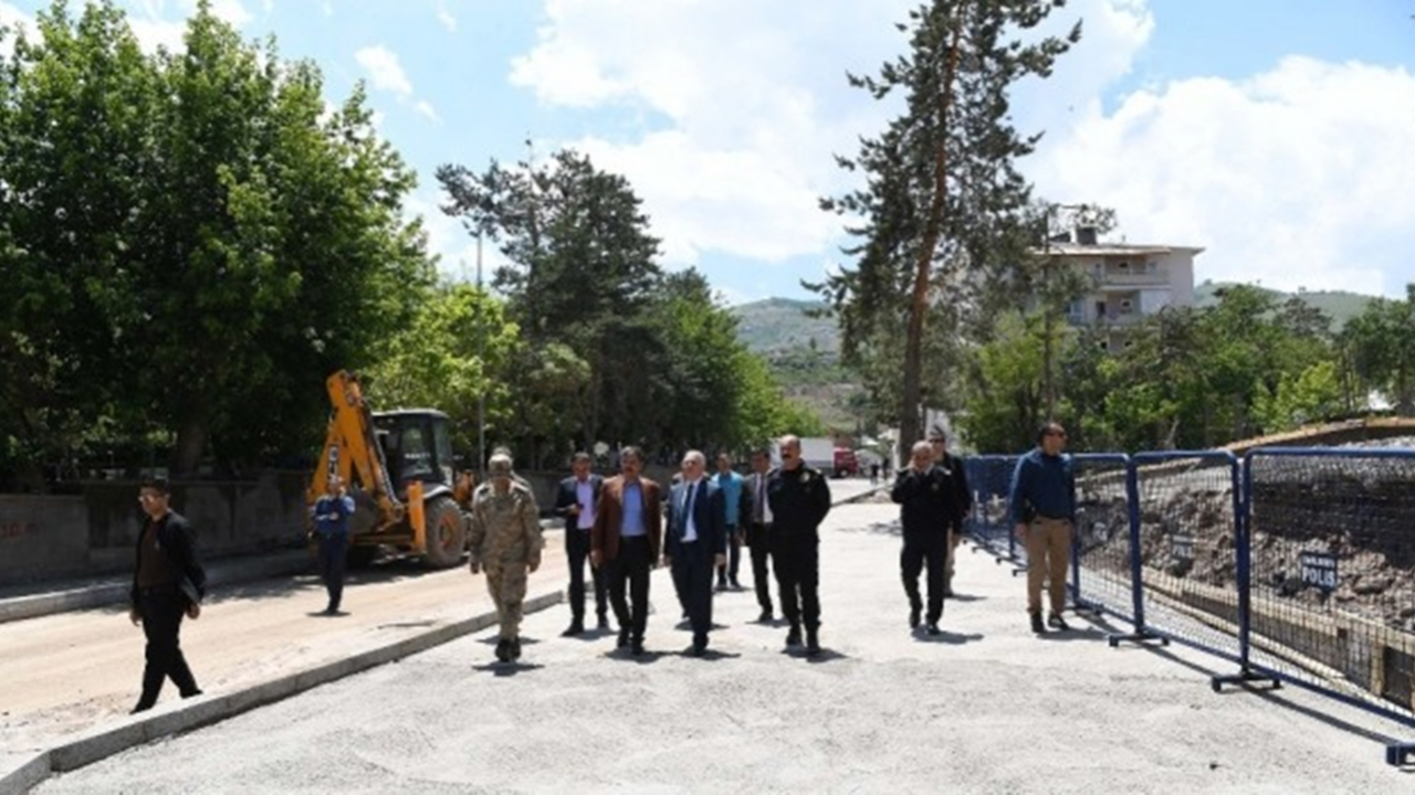 Muş'ta Başkan Feyat Asya, mezarlıklardaki temizlik çalışmalarını inceledi
