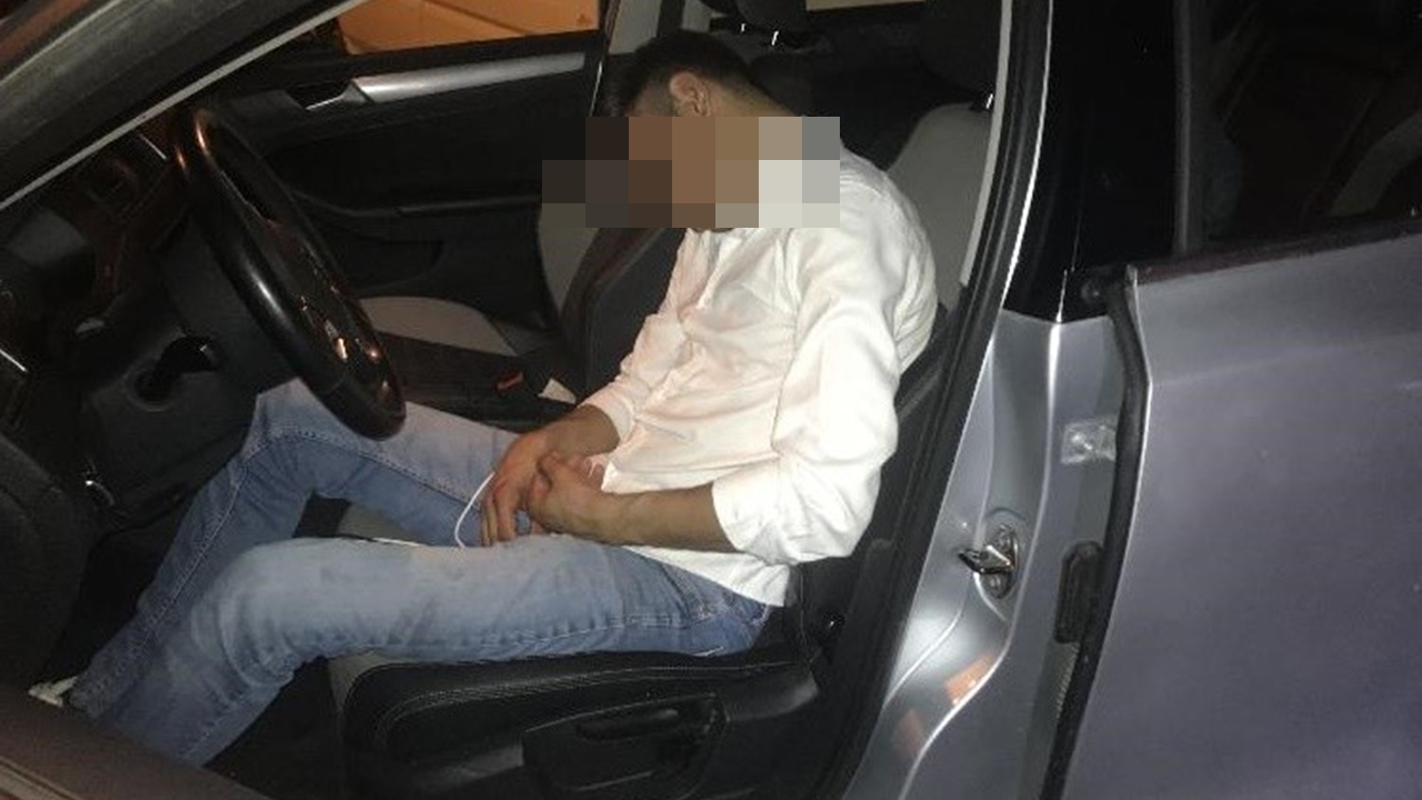 Alkollü sürücü kaza yapıp uyuyakaldı...