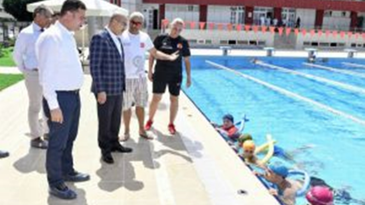 Adana'da Vali Mahmut Demirtaş, spor salonlarında incelemelerde bulundu